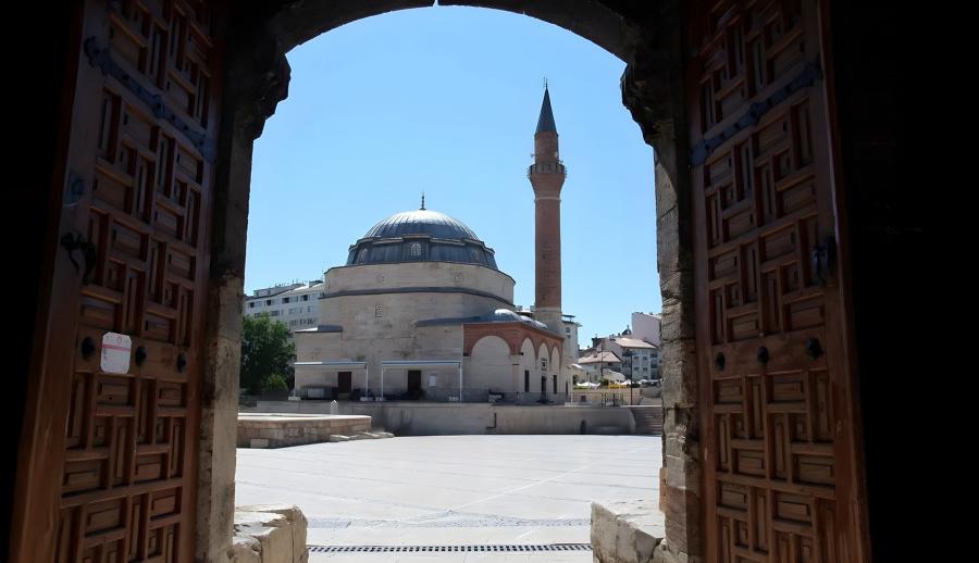 Bursa Çıkışlı Rüya Gibi Doğunun Hazineleri ve Doğu Ekspresi Turu (5 Gece Otel Konaklamalı): Doğu Anadolu denilince hep “Çok Uzak” diye düşünür insanlar. Oysa uzak olan sadece şehirlerin kendisidir. Günümüz medeniyetlerinin çıktığı yerdir Doğu Anadolu. 