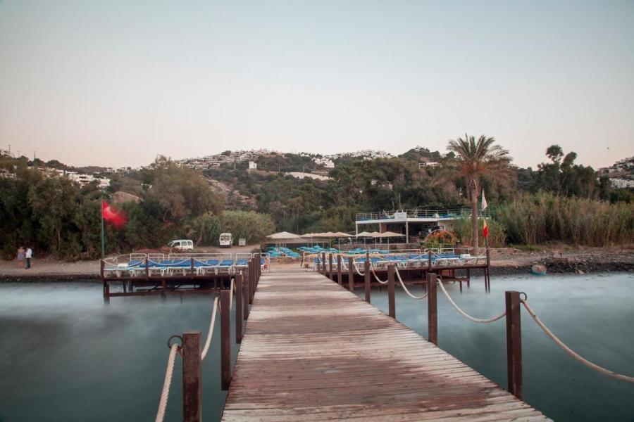 Bodrum Crystal Golden Age Hotel (Gidiş Dönüş Otobüs Ulaşımı Dahildir): Bodrum Crystal Golden Age Hotel Herşey Dahil Otel' de Kalıyoruz Gece Eğlenceleri ve Beach Partilerde Eğlence Zamanı...