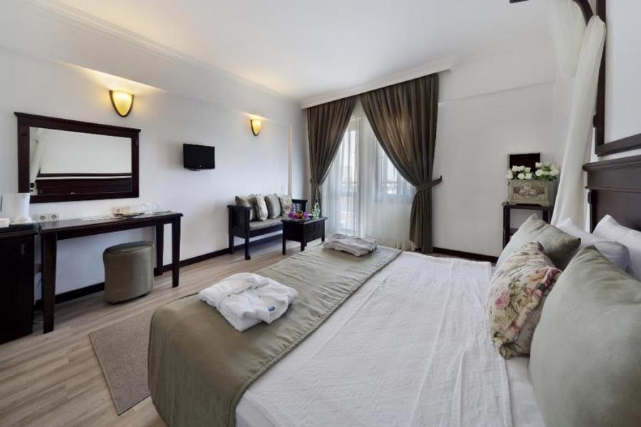 Bodrum Crystal Golden Age Hotel (Gidiş Dönüş Otobüs Ulaşımı Dahildir): Bodrum Crystal Golden Age Hotel Herşey Dahil Otel' de Kalıyoruz Gece Eğlenceleri ve Beach Partilerde Eğlence Zamanı...