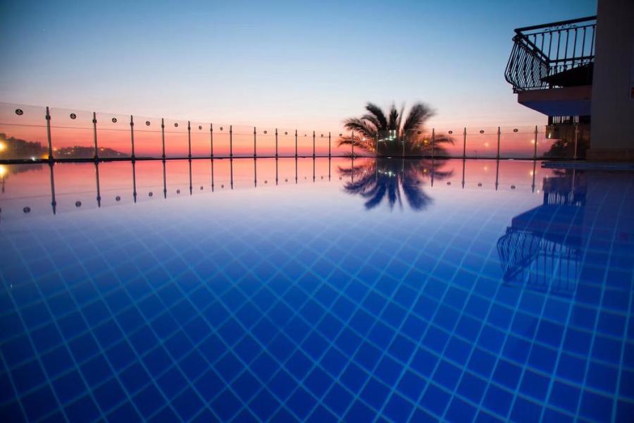 Bodrum Crystal Golden Age Hotel (Gidiş Dönüş Otobüs Ulaşımı Dahildir): Bodrum Crystal Golden Age Hotel Herşey Dahil Otel' de Kalıyoruz Gece Eğlenceleri ve Beach Partilerde Eğlence Zamanı...
