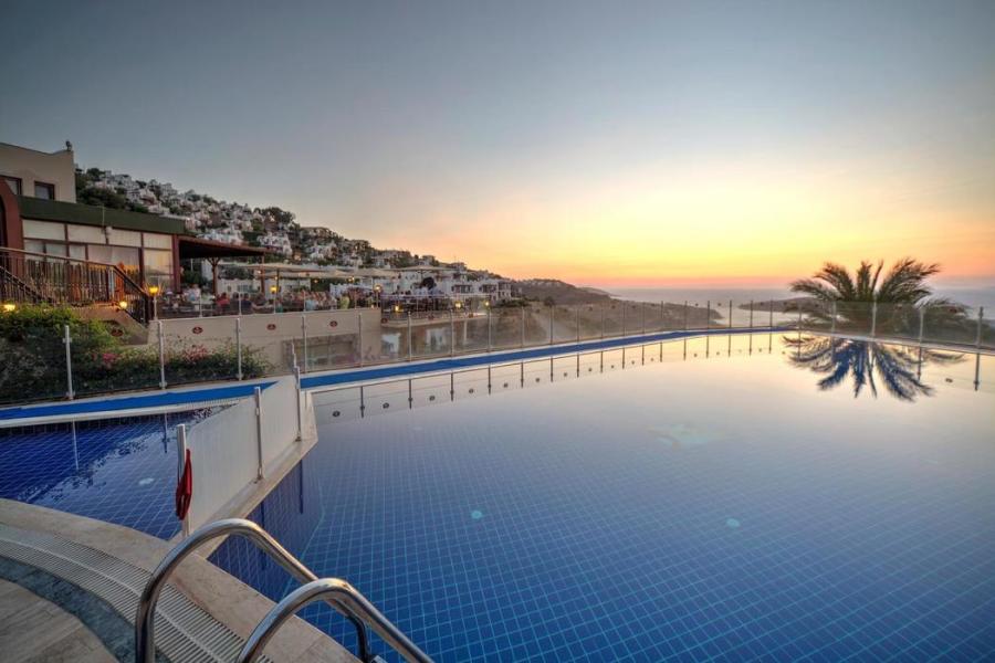 Bodrum Crystal Golden Age Hotel (Gidiş Dönüş Otobüs Ulaşımı Dahildir): Bodrum Crystal Golden Age Hotel Herşey Dahil Otel' de Kalıyoruz Gece Eğlenceleri ve Beach Partilerde Eğlence Zamanı...