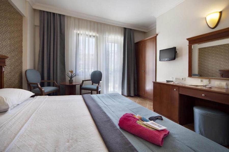 Bodrum Crystal Golden Age Hotel (Gidiş Dönüş Otobüs Ulaşımı Dahildir): Bodrum Crystal Golden Age Hotel Herşey Dahil Otel' de Kalıyoruz Gece Eğlenceleri ve Beach Partilerde Eğlence Zamanı...