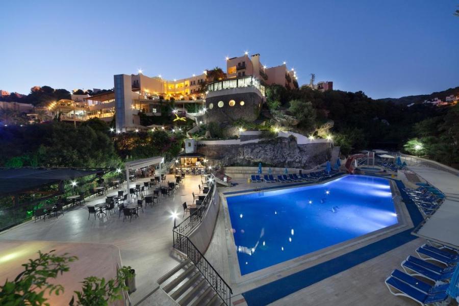 Bodrum Crystal Golden Age Hotel (Gidiş Dönüş Otobüs Ulaşımı Dahildir): Bodrum Crystal Golden Age Hotel Herşey Dahil Otel' de Kalıyoruz Gece Eğlenceleri ve Beach Partilerde Eğlence Zamanı...