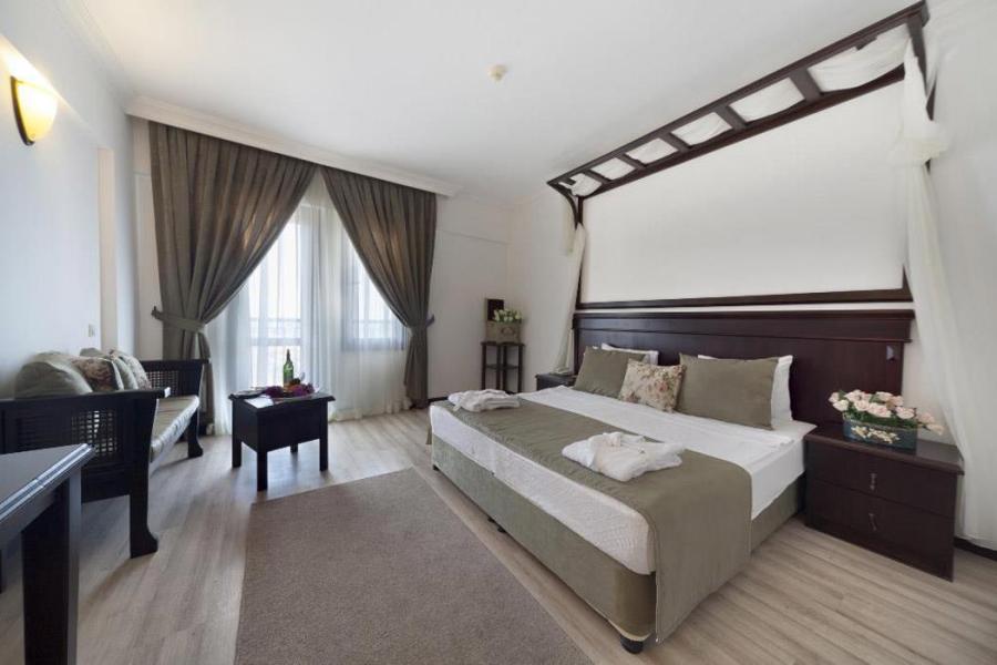 Bodrum Crystal Golden Age Hotel (Gidiş Dönüş Otobüs Ulaşımı Dahildir): Bodrum Crystal Golden Age Hotel Herşey Dahil Otel' de Kalıyoruz Gece Eğlenceleri ve Beach Partilerde Eğlence Zamanı...