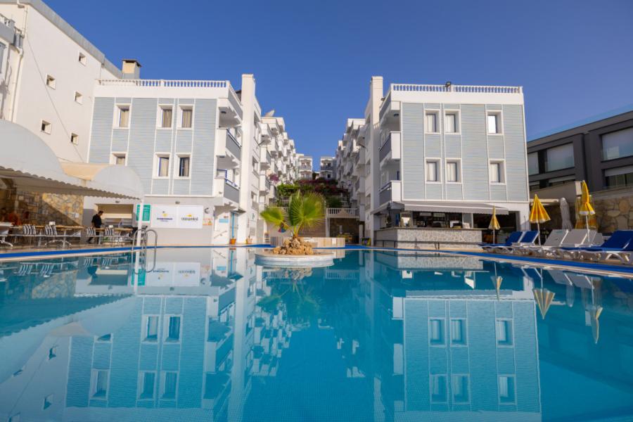 Sunpoint Hotel Bodrum (Gidiş Dönüş Otobüs Ulaşımı Dahildir): Sunpoint Hotel Bodrum Bodrum Turu İle Herşey Dahil Otelde Kalıyoruz Gece Eğlenceleri ve Beach Partilerde Eğlence Zamanı