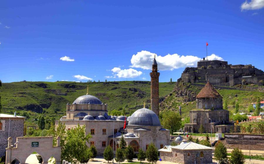 Güneyden Kuzeye Doğu Ekspresi Turu İle Diyarbakır Tatvan Van Nahçıvan Kars Erzurum Turu (Tren Gidiş Uçak Dönüş): SSC TUR Farkı İle Güney Kurtalan Ekspresi İle Gap ve Doğu Turu Deneyimi Yaşama Ne Dersiniz? Sizleri Güney Doğu Anadolu’yu Keşfetmeye, Kafkaslar Diyarını Selamlamaya Davet Ediyoruz..