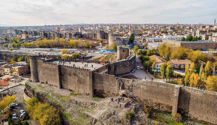 29 Ekim Özel İzmir Çıkışlı Uçaklı Tarihte Yolculuk Gap Mezopotamya Turu (3 Gece Otel Konaklamalı): Kısa zamanda çok işler yaparız diye Gap Bölgesine doğru yola çıktık. Güney Doğu Anadolu’yu Keşfetmeye, Peygamberler Diyarını Gezmeye Davet Ediyoruz. Sıra Gecesine katılmaya bol bol kebap yemeye gidiyoruz. 