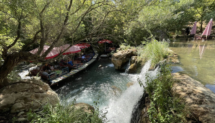 29 Ekim Özel İzmir Çıkışlı Uçaklı Tarihte Yolculuk Gap Mezopotamya Turu (3 Gece Otel Konaklamalı): Kısa zamanda çok işler yaparız diye Gap Bölgesine doğru yola çıktık. Güney Doğu Anadolu’yu Keşfetmeye, Peygamberler Diyarını Gezmeye Davet Ediyoruz. Sıra Gecesine katılmaya bol bol kebap yemeye gidiyoruz. 