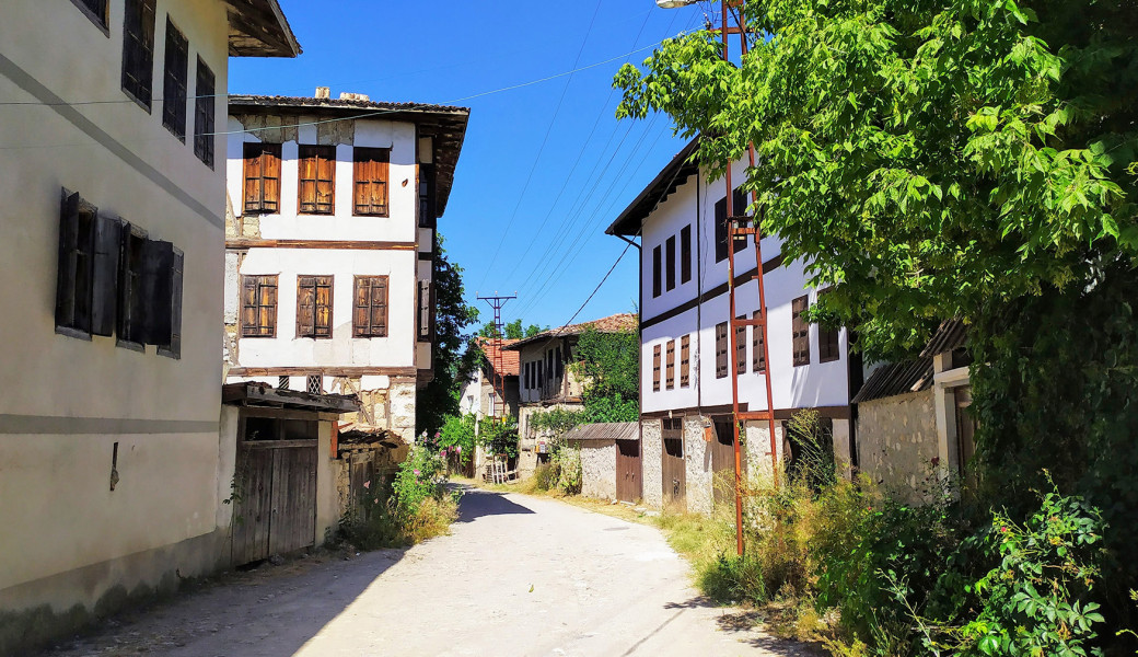29 Ekim Özel Batı Karadeniz Abant Safranbolu Amasra Turu (1 Gece Konaklamalı) : Unesco Dünya Kültür Mirası Listesinde Bulunan Müze Kent Safranbolu'da, Geleneksel Osmanlı Mimarisinin En Güzel Örneklerini İnceleme Fırsatı, Çeşm-i Cihan Olarak Anılan Amasra’yı Yeniden Keşfetme Zamanı… 
