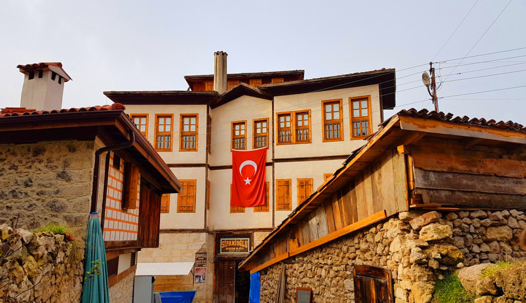 29 Ekim Özel Batı Karadeniz Abant Safranbolu Amasra Turu (1 Gece Konaklamalı) : Unesco Dünya Kültür Mirası Listesinde Bulunan Müze Kent Safranbolu'da, Geleneksel Osmanlı Mimarisinin En Güzel Örneklerini İnceleme Fırsatı, Çeşm-i Cihan Olarak Anılan Amasra’yı Yeniden Keşfetme Zamanı… 