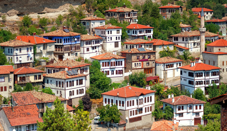 29 Ekim Özel Batı Karadeniz Abant Safranbolu Amasra Turu (1 Gece Konaklamalı) : Unesco Dünya Kültür Mirası Listesinde Bulunan Müze Kent Safranbolu'da, Geleneksel Osmanlı Mimarisinin En Güzel Örneklerini İnceleme Fırsatı, Çeşm-i Cihan Olarak Anılan Amasra’yı Yeniden Keşfetme Zamanı… 