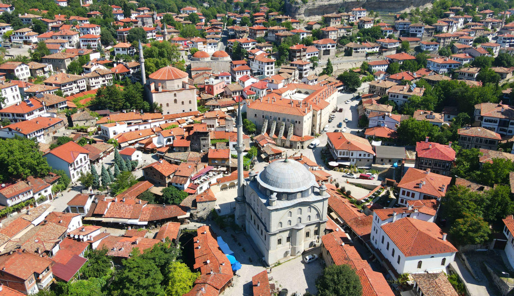 29 Ekim Özel Batı Karadeniz Abant Safranbolu Amasra Turu (1 Gece Konaklamalı) : Unesco Dünya Kültür Mirası Listesinde Bulunan Müze Kent Safranbolu'da, Geleneksel Osmanlı Mimarisinin En Güzel Örneklerini İnceleme Fırsatı, Çeşm-i Cihan Olarak Anılan Amasra’yı Yeniden Keşfetme Zamanı… 