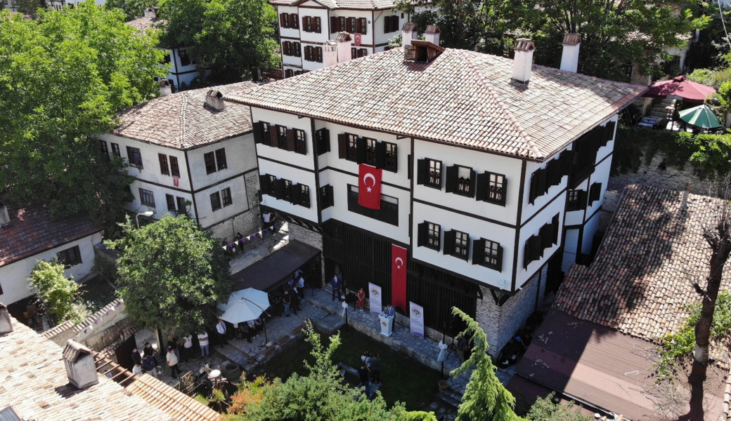 29 Ekim Özel Batı Karadeniz Abant Safranbolu Amasra Turu (1 Gece Konaklamalı) : Unesco Dünya Kültür Mirası Listesinde Bulunan Müze Kent Safranbolu'da, Geleneksel Osmanlı Mimarisinin En Güzel Örneklerini İnceleme Fırsatı, Çeşm-i Cihan Olarak Anılan Amasra’yı Yeniden Keşfetme Zamanı… 