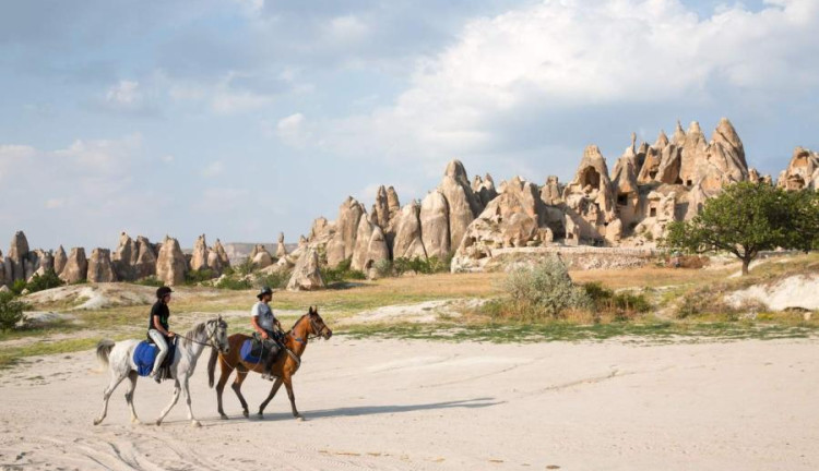 29 Ekim Özel Kapadokya Ihlara Vadisi ve Ürgüp Göreme Turu (2 Gece Otel Konaklamalı) : Güzel Atlar Ülkesi Kapadokya’da Peri Masalı Bir Tatil Sunuyoruz. Mistik ve Tarihi Dokusuyla Başınızı Döndürecek Bir Rüya Sizleri Bekliyor.