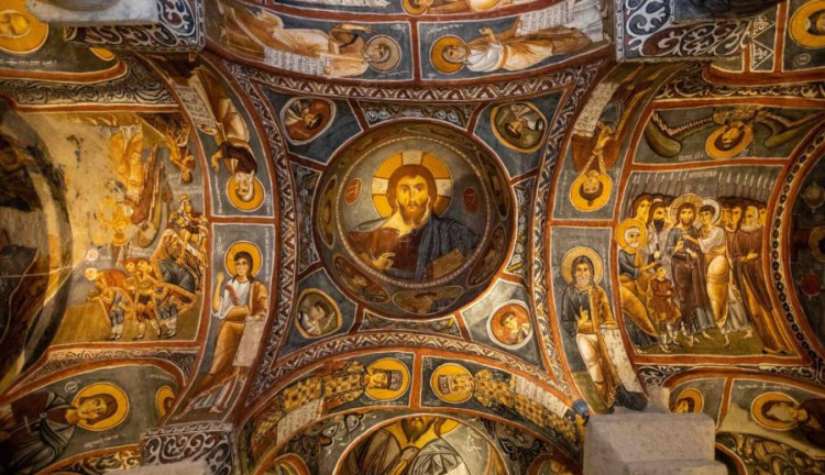 29 Ekim Özel Ankara Çıkışlı Kapadokya Ihlara Vadisi ve Ürgüp Göreme Turu (2 Gece Otel Konaklamalı)  : Güzel Atlar Ülkesi Kapadokya’da Peri Masalı Bir Tatil Sunuyoruz. Mistik ve Tarihi Dokusuyla Başınızı Döndürecek Bir Rüya Sizleri Bekliyor.