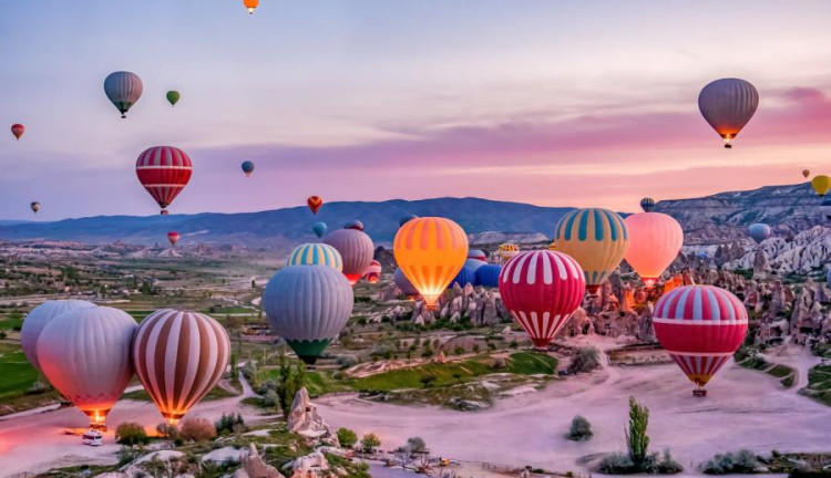 29 Ekim Özel Eskişehir Çıkışlı Kapadokya Ihlara Vadisi ve Ürgüp Göreme Turu (2 Gece Otel Konaklamalı) : Güzel Atlar Ülkesi Kapadokya’da Peri Masalı Bir Tatil Sunuyoruz. Mistik ve Tarihi Dokusuyla Başınızı Döndürecek Bir Rüya Sizleri Bekliyor.