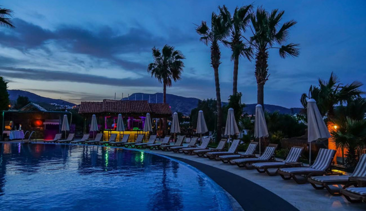 Bodrum Mira Beach Resort Bodrum Herşey Dahil (Gidiş Dönüş Otobüs Ulaşımı Dahildir): Mira Beach Resort BodrumTuru İle Herşey Dahil Otelde Kalıyoruz Gece Eğlenceleri ve Beach Partilerde Eğlence Zamanı