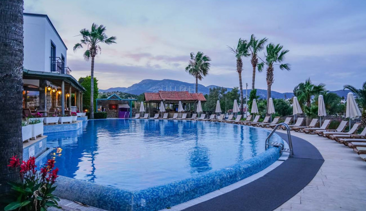 Bodrum Mira Beach Resort Bodrum Herşey Dahil (Gidiş Dönüş Otobüs Ulaşımı Dahildir): Mira Beach Resort BodrumTuru İle Herşey Dahil Otelde Kalıyoruz Gece Eğlenceleri ve Beach Partilerde Eğlence Zamanı