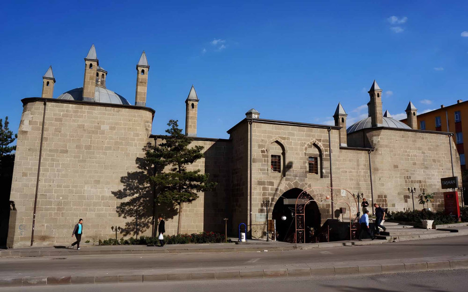 Uçaklı Yılbaşı Özel Gürcistan Tiflis Kars Erzurum Doğu Ekspresi Turu (3 Gece Otel Konaklamalı): Direk Tiflis'e Uçuyoruz, Yılbaşında Tiflis'te Yeni Yıla Giriyoruz. Kars'da Kafkas Gecesi ve Eğlencesi. Çıldır Gölünde Atlı Kızak Keyfi. Doğu Ekspresi Tren Keyfi.