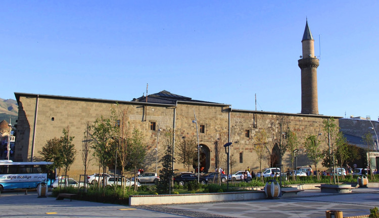 Kış Sezonu Özel Uçaklı Bambaşka Erzurum Doğu Ekspresi Kars Tiflis Batum Turu (3 Gece Otel Konaklamalı): Özlemle beklediğimiz Kısa Doğu Üçgeni Turumuzda yolculuğumuza Erzurum'dan başlıyoruz. Doğu Ekspresi ile Kars'a unutulmaz bir tren yolculuğu yapıyor, Kars'ı keşfettikten sonra Gürcistan'ın başkenti Tiflis'e geçiyoruz. Ardından Batum'un eşsiz atmosferini deneyimleyerek Trabzon'dan Geri Dönüyoruz.