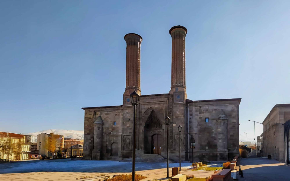 Kış Sezonu Özel Uçaklı Bambaşka Erzurum Doğu Ekspresi Kars Tiflis Batum Turu (3 Gece Otel Konaklamalı): Özlemle beklediğimiz Kısa Doğu Üçgeni Turumuzda yolculuğumuza Erzurum'dan başlıyoruz. Doğu Ekspresi ile Kars'a unutulmaz bir tren yolculuğu yapıyor, Kars'ı keşfettikten sonra Gürcistan'ın başkenti Tiflis'e geçiyoruz. Ardından Batum'un eşsiz atmosferini deneyimleyerek Trabzon'dan Geri Dönüyoruz.