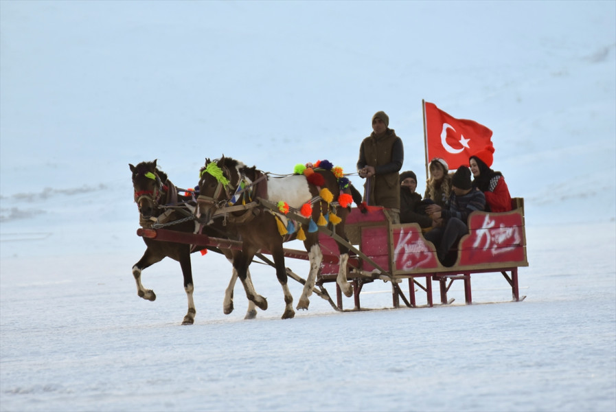 Yılbaşı Özel Uçaklı Bambaşka Erzurum Doğu Ekspresi Kars Tiflis Batum Turu (3 Gece Otel Konaklamalı): Yılbaşı Özel Doğu Ekspresi ile Kars'a unutulmaz bir tren yolculuğu yapıyor, Kars'ı keşfettikten sonra Gürcistan'ın başkenti Tiflis'e geçiyoruz. Ardından Batum'un eşsiz atmosferini deneyimleyerek Trabzon'dan Geri Dönüyoruz