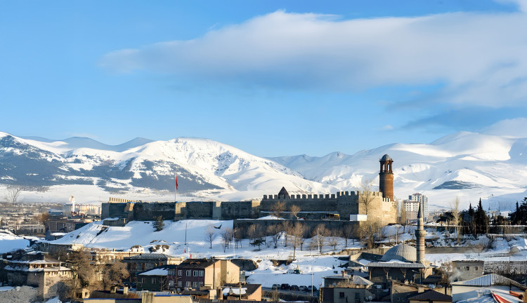 Yılbaşı Özel Uçaklı Bambaşka Erzurum Doğu Ekspresi Kars Tiflis Batum Turu (3 Gece Otel Konaklamalı): Yılbaşı Özel Doğu Ekspresi ile Kars'a unutulmaz bir tren yolculuğu yapıyor, Kars'ı keşfettikten sonra Gürcistan'ın başkenti Tiflis'e geçiyoruz. Ardından Batum'un eşsiz atmosferini deneyimleyerek Trabzon'dan Geri Dönüyoruz
