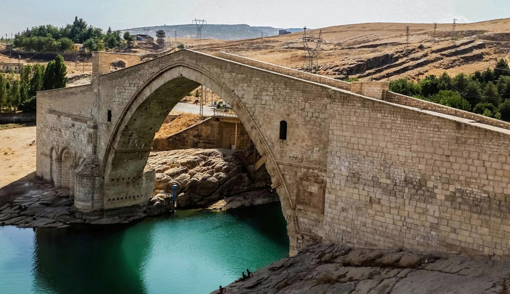 Kış Sezonu Özel Uçaklı Tarihte Yolculuk Gap Mezopotamya Turu (3 Gece Otel Konaklamalı): Kış Sezonu Özel Gap Mezopotamya Bölgesine doğru yola çıktık. Kış Aylarında Güney Doğu Anadolu’yu Keşfetmeye, Peygamberler Diyarını Gezmeye Davet Ediyoruz. Sıra Gecesine katılmaya bol bol kebap yemeye gidiyoruz. 
