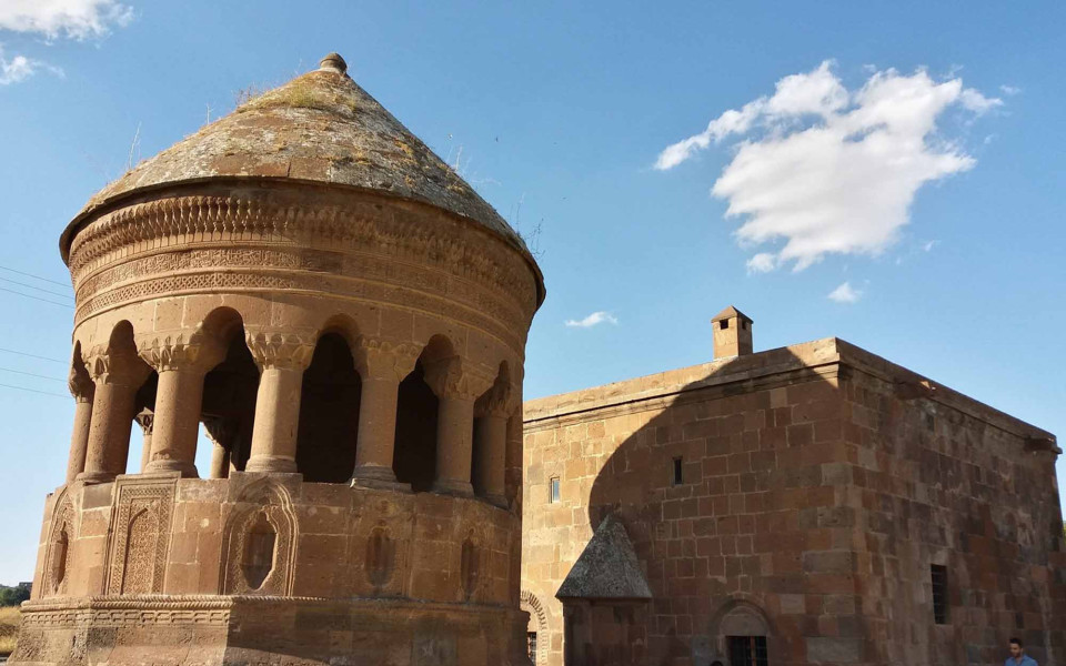 Kış Sezonu Özel Güneyden Kuzeye Doğu Ekspresi Turu İle Diyarbakır Tatvan Van Nahçıvan Kars Erzurum Turu (Tren Gidiş Uçak Dönüş): Kış Sezonu Özel SSC TUR Farkı İle Güney Kurtalan Ekspresi İle Gap ve Doğu Turu Deneyimi Yaşama Ne Dersiniz? Sizleri Güney Doğu Anadolu’yu Keşfetmeye, Kafkaslar Diyarını Selamlamaya Davet Ediyoruz..