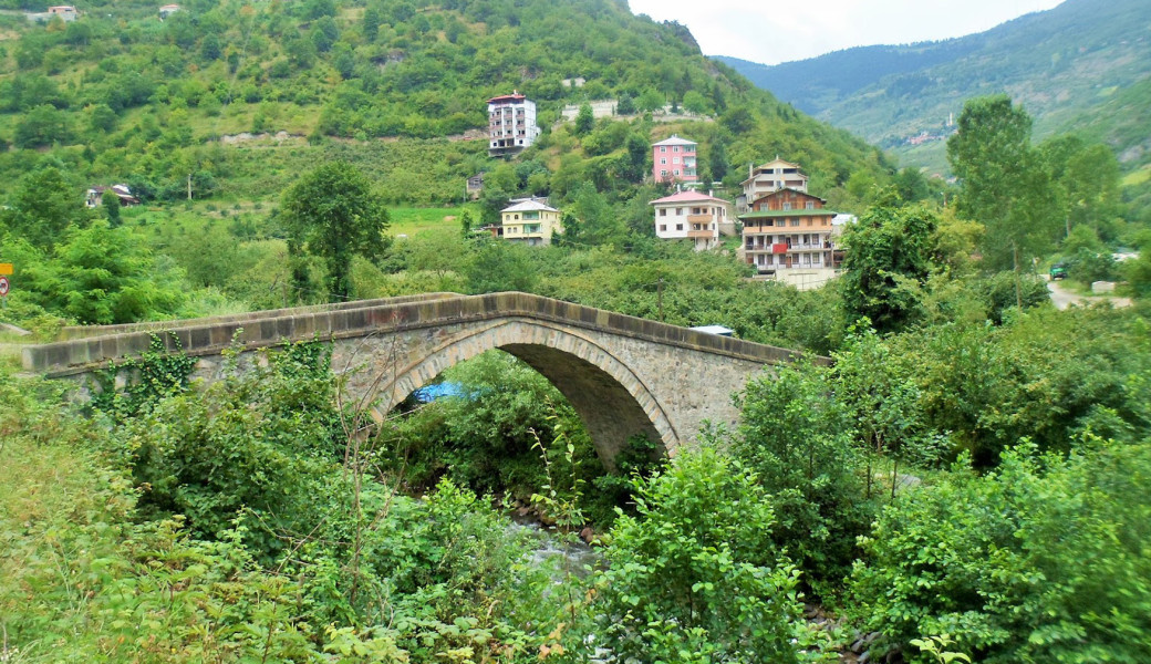 Eskişehir Çıkışlı Otobüslü Doğu Karadeniz Yaylaları ve Batum Tiflis Kars Erzurum Turu (5 Gece Otel Konaklamalı): Otobüslü Size özel olarak hazırladığımız turumuz ile Sümela Manastırı, Uzungöl, Ayder Yaylası, Çeçeva Köyü, Borçka Karagöl, Gürcistan Batum, Gürcistan Başkenti Tiflis, Kars Ani Harabeleri, Kars Kalesi, Erzurum Çifte Minareli Medresesini gezmeye davet ediyoruz.