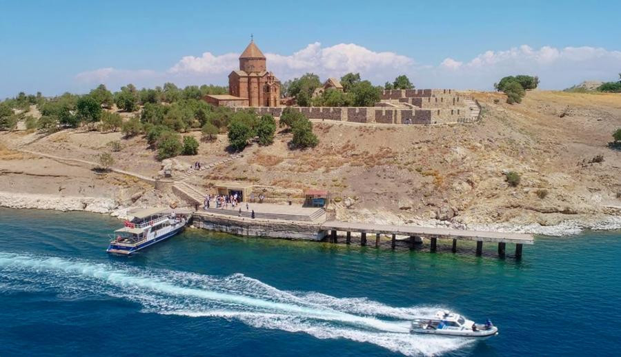 29 Ekim Özel Uçaklı Kafkas Üçgeni Doğu Ekspresi Van Nahçıvan Kars Turu ( Uçakla Gidiş Dönüş ) : Kafkaslar Diyarından Selamlar Getirdik, Van'da Akdamar Adası, Ağrı Dağı Manzaralı İshakpaşa Sarayı, Iğdır'da Tuzluca Mağarası, Can Azerbaycan'ın Nahçıvan Özerk Bölgesi, Kars Kafkas Gecesi ve Aşık Atışması, Doğu Ekspresi Treni İle Kars'dan Erzurum'a Nostaljik Bir Yolculuk İçin Sizi Bekliyoruz.