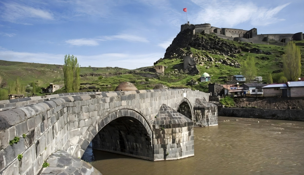 29 Ekim Özel Thy İle Uçaklı Kafkas Üçgeni Doğu Ekspresi Van Nahçıvan Kars Turu ( Uçakla Gidiş Dönüş ) : Kafkaslar Diyarından Selamlar Getirdik, Van'da Akdamar Adası, Ağrı Dağı Manzaralı İshakpaşa Sarayı, Iğdır'da Tuzluca Mağarası, Can Azerbaycan'ın Nahçıvan Özerk Bölgesi, Kars Kafkas Gecesi ve Aşık Atışması, Doğu Ekspresi Treni İle Kars'dan Erzurum'a Nostaljik Bir Yolculuk İçin Sizi Bekliyoruz.