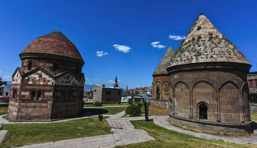 29 Ekim Özel Thy İle Uçaklı Kafkas Üçgeni Doğu Ekspresi Van Nahçıvan Kars Turu ( Uçakla Gidiş Dönüş ) : Kafkaslar Diyarından Selamlar Getirdik, Van'da Akdamar Adası, Ağrı Dağı Manzaralı İshakpaşa Sarayı, Iğdır'da Tuzluca Mağarası, Can Azerbaycan'ın Nahçıvan Özerk Bölgesi, Kars Kafkas Gecesi ve Aşık Atışması, Doğu Ekspresi Treni İle Kars'dan Erzurum'a Nostaljik Bir Yolculuk İçin Sizi Bekliyoruz.