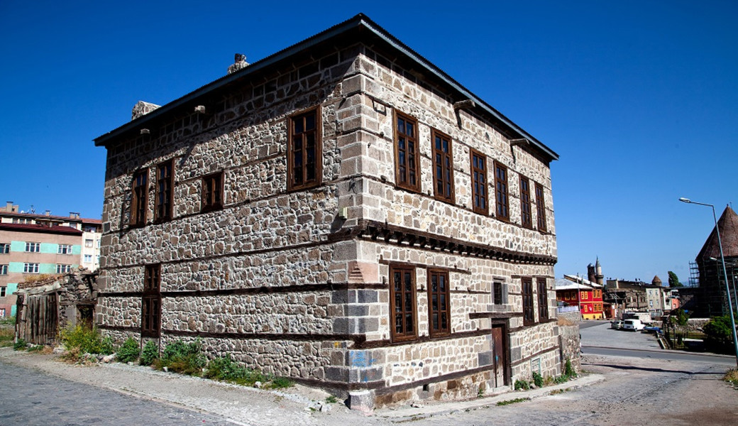 29 Ekim Özel Thy İle Uçaklı Kafkas Üçgeni Doğu Ekspresi Van Nahçıvan Kars Turu ( Uçakla Gidiş Dönüş ) : Kafkaslar Diyarından Selamlar Getirdik, Van'da Akdamar Adası, Ağrı Dağı Manzaralı İshakpaşa Sarayı, Iğdır'da Tuzluca Mağarası, Can Azerbaycan'ın Nahçıvan Özerk Bölgesi, Kars Kafkas Gecesi ve Aşık Atışması, Doğu Ekspresi Treni İle Kars'dan Erzurum'a Nostaljik Bir Yolculuk İçin Sizi Bekliyoruz.