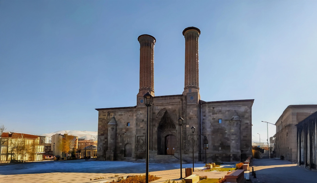 29 Ekim Özel Uçaklı Bambaşka Batum Tiflis Kars Erzurum Doğu Ekspresi Turu (3 Gece Otel Konaklamalı) : Özlemle Beklediğimiz Kısa Doğu Üçgeni Turumuz İçin Gürcistan Ülkesinin Batumu İle Turumuza Başlıyoruz. Başkent Tiflis'i, Doğu Anadolunun Kars'ı ve Ani Harabelerini Geziyoruz, Kars - Erzurum Doğu Ekspresi Tren Yolculuğu Yapıyoruz ve Erzurum'dan Geri Dönüyoruz..