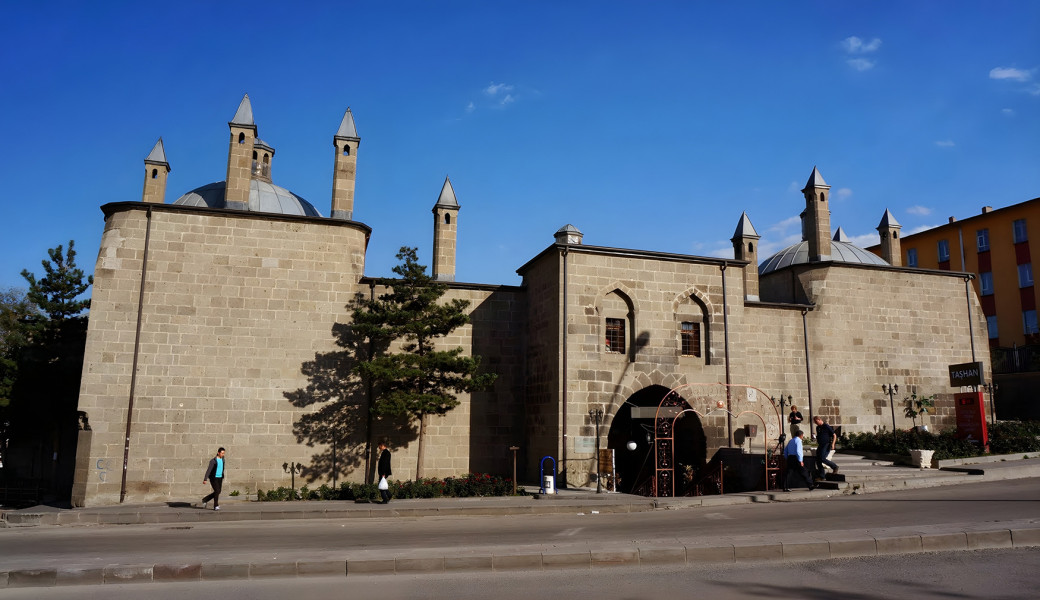 29 Ekim Özel Ankara Çıkışlı Uçaklı Bambaşka Batum Tiflis Kars Erzurum Doğu Ekspresi Turu (3 Gece Otel Konaklamalı) : Özlemle Beklediğimiz Kısa Doğu Üçgeni Turumuz İçin Gürcistan Ülkesinin Batumu İle Turumuza Başlıyoruz. Başkent Tiflis'i, Doğu Anadolunun Kars'ı ve Ani Harabelerini Geziyoruz, Kars - Erzurum Doğu Ekspresi Tren Yolculuğu Yapıyoruz ve Erzurum'dan Geri Dönüyoruz..