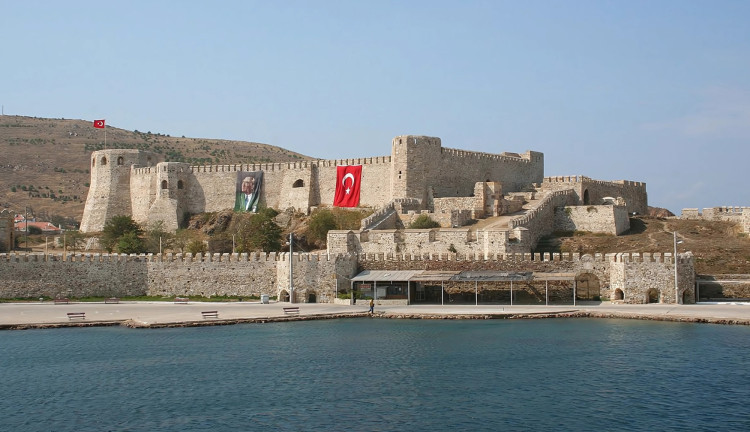 29 Ekim Özel Ayvalık Assos Bozcaada Turu (1 Gece Otel Konaklamalı): Ege'nin büyüleyici bölgelerinden olan Assos Ayvalık Bozcaada'yı keşfetmek, koylarında tekne turuna çıkmak ve güzel plajlarında yüzmek için hemen yerinizi ayırtın.