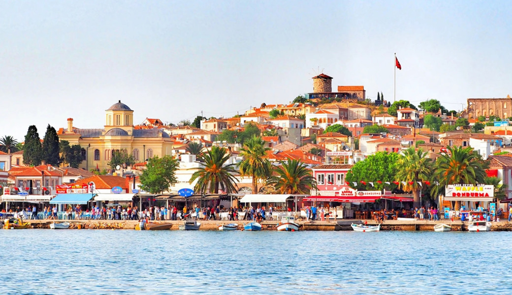 29 Ekim Özel Ayvalık Assos Bozcaada Turu (1 Gece Otel Konaklamalı): Ege'nin büyüleyici bölgelerinden olan Assos Ayvalık Bozcaada'yı keşfetmek, koylarında tekne turuna çıkmak ve güzel plajlarında yüzmek için hemen yerinizi ayırtın.