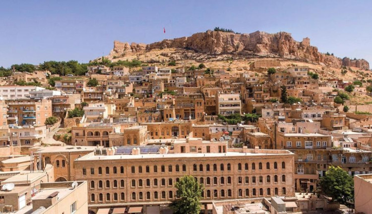 29 Ekim Özel İzmir Çıkışlı Uçaklı Butik Gaziantep Urfa Mardin Diyarbakır Gap Turu (2 Gece Otel Konaklamalı): Kebap Yemeğe doyamayacağınız bölgede, Mırra içmeden gelmeyeceksiniz. Mardin’in Tarihi Dokusunu Sular Altında Kalmış Hasankeyf’e Gitmeye Ne dersiniz! Mezopotamya’nın Kuzeyinde Kendinizden Geçeceksiniz. Kısa zamanda çok işler yaparız diye Gap Bölgesine doğru yola çıktık.