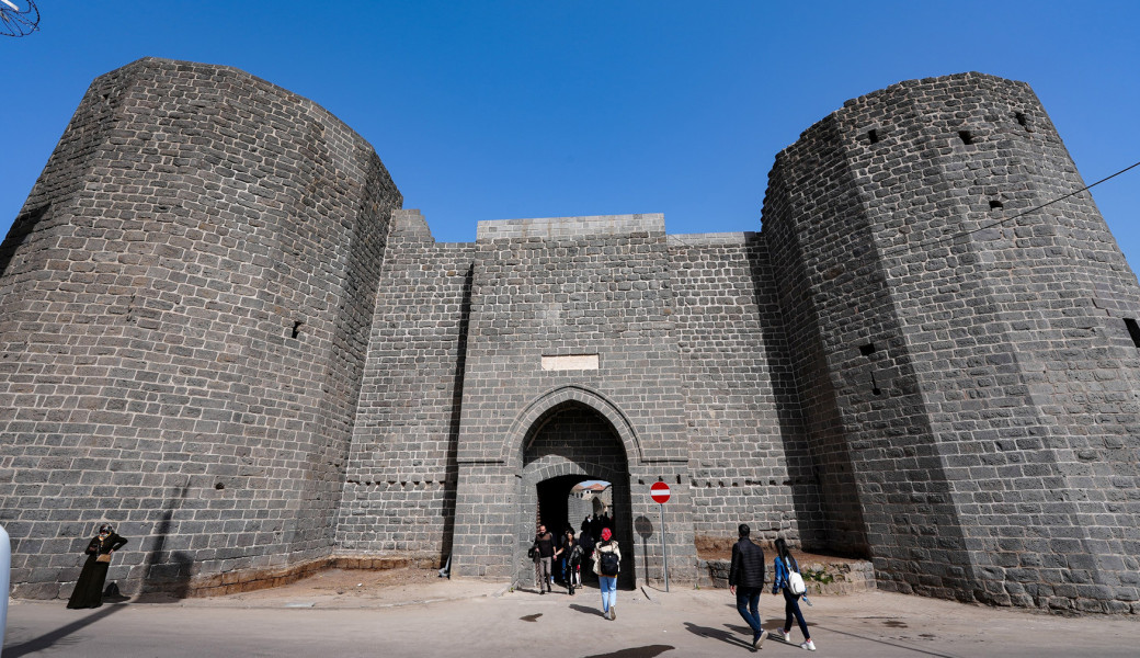 29 Ekim Özel Thy İle Uçaklı Butik Gaziantep Urfa Mardin Diyarbakır Gap Turu (2 Gece Otel Konaklamalı): Kebap Yemeğe doyamayacağınız bölgede, Mırra içmeden gelmeyeceksiniz. Mardin’in Tarihi Dokusunu Sular Altında Kalmış Hasankeyf’e Gitmeye Ne dersiniz! Mezopotamya’nın Kuzeyinde Kendinizden Geçeceksiniz. Kısa zamanda çok işler yaparız diye Gap Bölgesine doğru yola çıktık.