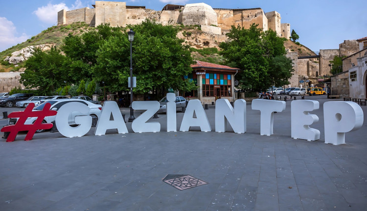 29 Ekim Özel Thy İle Uçaklı Butik Gaziantep Urfa Mardin Diyarbakır Gap Turu (2 Gece Otel Konaklamalı): Kebap Yemeğe doyamayacağınız bölgede, Mırra içmeden gelmeyeceksiniz. Mardin’in Tarihi Dokusunu Sular Altında Kalmış Hasankeyf’e Gitmeye Ne dersiniz! Mezopotamya’nın Kuzeyinde Kendinizden Geçeceksiniz. Kısa zamanda çok işler yaparız diye Gap Bölgesine doğru yola çıktık.