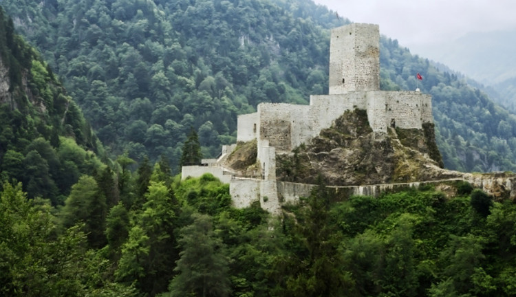 29 Ekim Özel Thy İle Uçaklı Karadeniz Yaylaları ve Batum Turu (3 Gece Otel Konaklamalı)  : Kendinizi rüyada hissedeceğiniz, her anını unutamayacağınız Karadeniz tatiline sizleri de bekliyoruz. Mavi ve yeşili hiç bu kadar ahenkle dans ettiğini görmemiştiniz. Tulum ile horon vurmaya kemençenin tınısını dinlemeye gidiyoruz daaaaaa...
