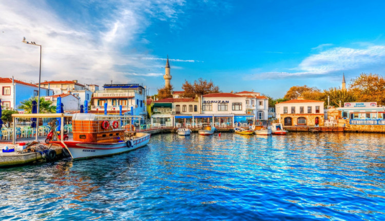 29 Ekim Özel Ankara Çıkışlı Bozcaada Ayvalık Çeşme Kuşadası Pamukkale Salda Gölü Turu (2 Gece Otel Konaklamalı): Sıcaklardan Bunalan Misafirlerimizi Ege'nin Serin, Berrak Sularına ve Pamukkale Salda'nın Bembeyaz Güzellikleri Sergiliyoruz. 