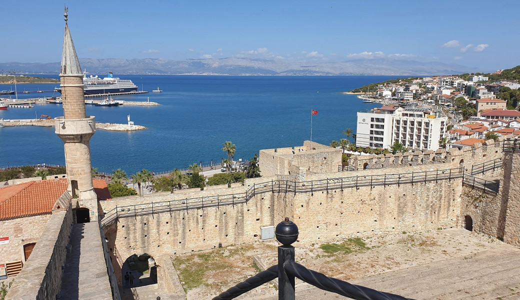 29 Ekim Özel Ankara Çıkışlı Bozcaada Ayvalık Çeşme Kuşadası Pamukkale Salda Gölü Turu (2 Gece Otel Konaklamalı): Sıcaklardan Bunalan Misafirlerimizi Ege'nin Serin, Berrak Sularına ve Pamukkale Salda'nın Bembeyaz Güzellikleri Sergiliyoruz. 