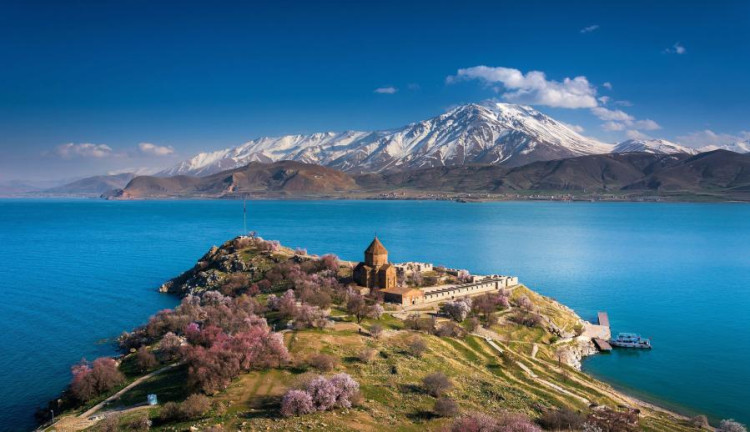 29 Ekim Özel Uçaklı Dolu Dolu Bir Uçtan Bir Uca Sınırlarda Gap Doğu Anadolu ve Nahçıvan Turu (6 Gece Otel Konaklamalı): Türkiye'de Bir İlk Yapıyoruz ve Sizleri Gaziantep'de başlayan Yolculuğumuz İle Şanlıurfa, Mardin, Midyat, Cizre, Şırnak, Hakkari, Yüksekova, Van, Ağrı, Nahçıvan, Iğdır, Kars, Erzurum ile Sonlandıracağımız Dolu Dolu bir Anadolu turunda buluşmayı bekliyoruz.
