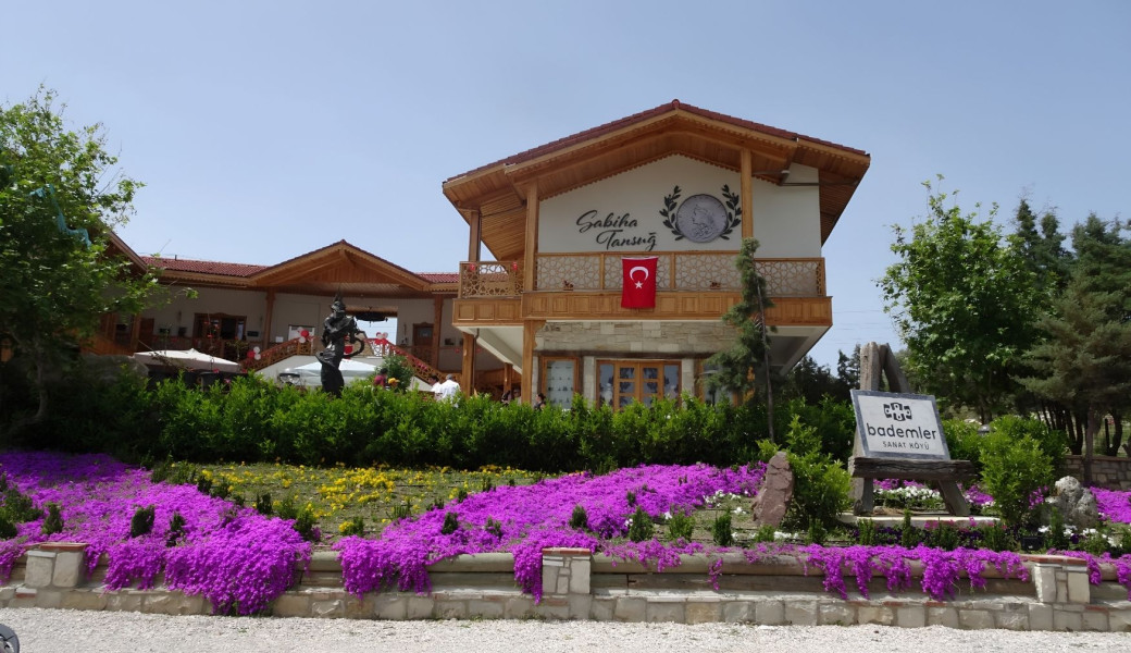 29 Ekim Özel Egenin Saklı Köyleri Alaçatı Sığacık Seferihisar Foça Turu (2 Gece Otel Konaklamalı): Kalabalıklardan kaçmak, huzur bulmak için tam zamanı.. Şehir yaşantısının gürültüsünden huzura uzanan bir yolculuk. 