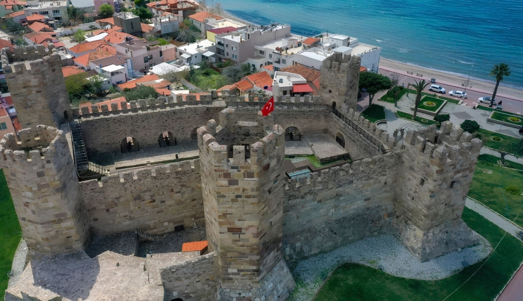 29 Ekim Özel Egenin Saklı Köyleri Alaçatı Sığacık Seferihisar Foça Turu (2 Gece Otel Konaklamalı): Kalabalıklardan kaçmak, huzur bulmak için tam zamanı.. Şehir yaşantısının gürültüsünden huzura uzanan bir yolculuk. 