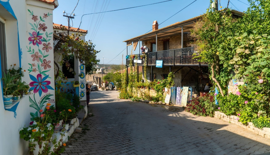 29 Ekim Özel Egenin Saklı Köyleri Alaçatı Sığacık Seferihisar Foça Turu (2 Gece Otel Konaklamalı): Kalabalıklardan kaçmak, huzur bulmak için tam zamanı.. Şehir yaşantısının gürültüsünden huzura uzanan bir yolculuk. 