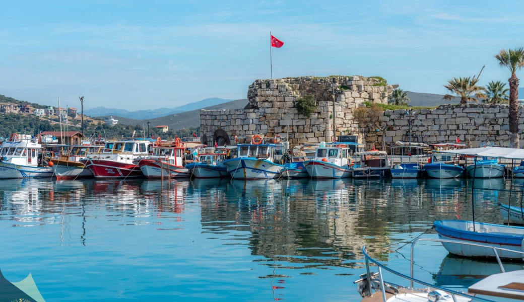 29 Ekim Özel Egenin Saklı Köyleri Alaçatı Sığacık Seferihisar Foça Turu (2 Gece Otel Konaklamalı): Kalabalıklardan kaçmak, huzur bulmak için tam zamanı.. Şehir yaşantısının gürültüsünden huzura uzanan bir yolculuk. 