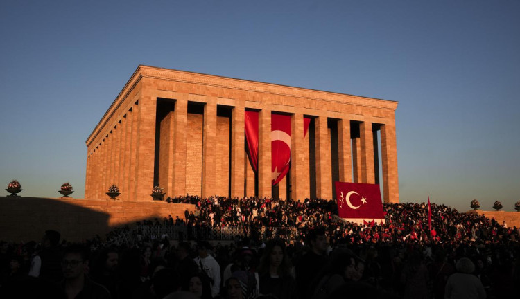 29 Ekim Özel Günübirlik Ata'mızı Anma Ankara Anıtkabir Turu: Cumhuriyet’imizin, ortak değerleri  Atatürk’ün ilke ve inkılaplarının izindeyiz. Atatürk’ün bizlere bıraktığı bu vatanı, ilelebet sonsuz neferi olacağız. SSC TUR olarak bizler de bu ülkeyi ve bu vatanı BAĞIMSIZLIĞIMIZI armağan eden Ata’mızı 30 Ağustosta ebedi İstirahatgahın’da anıyoruz. 